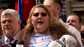 VIDEO AUR și POT încă strâng semnături. Diana Șoșoacă și-a depus ieri candidatura la biroul electoral central